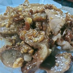 หมูกรอบกระเทียม(กับข้าว)