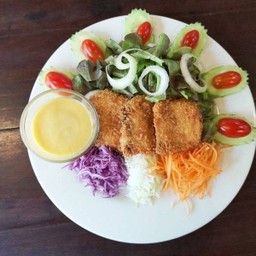 สลัดผัก ปลากะพงทอด