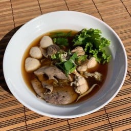 ก๋วยเตี๋ยวหมูตุ๋นน้ำแดงนายจ๊อบ