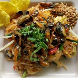 ผัดไทยหอยสด