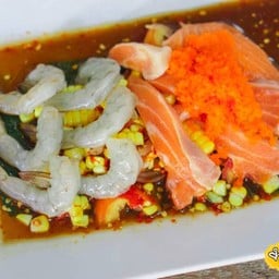 ยำแซลมอนกุ้งสด