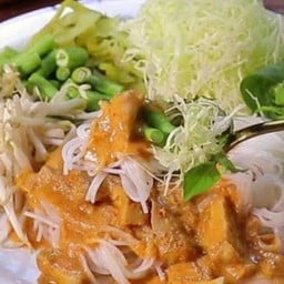 ขนมจีนน้ำยาแกงไก่