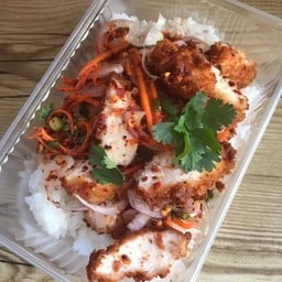 ข้าวยำไก่ทอด เซนต์ปอล