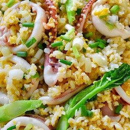 ข้าวผัดปลาหมึก