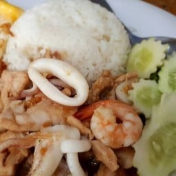 ข้าวราดทะเลกระเทียม