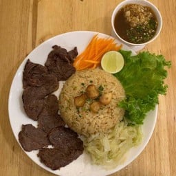 ข้าวผัดกระเทียม เนื้อฮารามิบาร์บีคิว