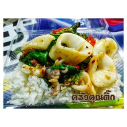 ข้าวราดผัดกระเพราปลาหมึก