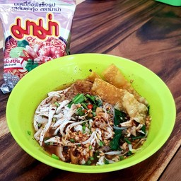 ก๋วยเตี๋ยวต้มยำไก่ฉีก พิเศษ
