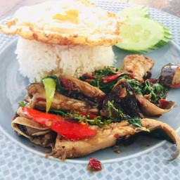 กระเพราปลากระเบนราดข้าว