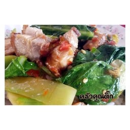 ข้าวราดผัดคะน้าหมูกรอบ