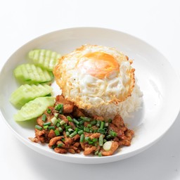 ข้าวหมูกระเทียมพริกไทย(ใส่ไข่ดาว)