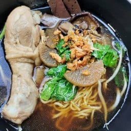 เตี๋ยวไก่ น่องใหญ่