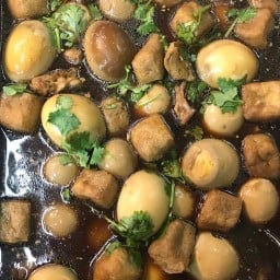 ข้าวราดแกงแม่ดำ  และทุเรียนหมอนทอง