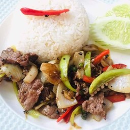 เนื้อผัดพริกไทยดำราดข้าว