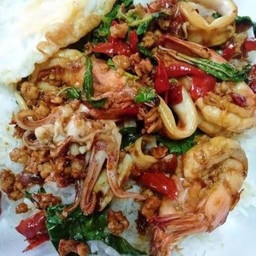 ข้าวราดกระเพรารวมมิตร