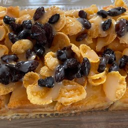 ขนมปังปิ้งเนยนม +คอนเฟลก+ลูกเกด ใหญ่ 2 ชิ้น