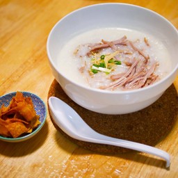 โจ๊กไข่เยี่ยวม้า Century egg pork congee
