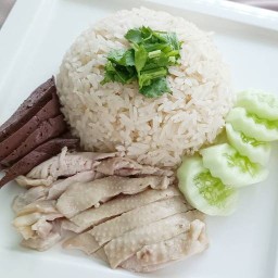 ข้าวมันไก่ต้มเนื้อน่อง & สุกี้หมูรสเด็ด @ครัวข้าวหอม ดีคอนโด นครระยอง