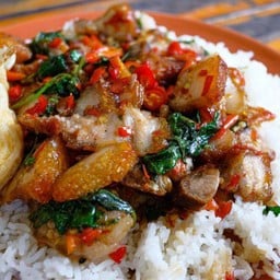 ข้าวราดกระเพราหมูกรอบ