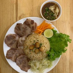 ข้าวผัดกระเทียม สันคอหมูบาร์บีคิว