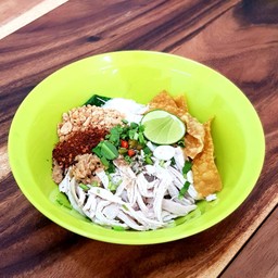 ก๋วยเตี๋ยวไก่ฉีกต้มยำแห้ง พิเศษ