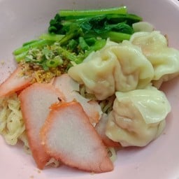 ชายสี่ บะหมี่เกี๊ยว ปตท.ต้นธง