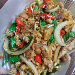 มาม่าผัดฉ่า (หมูสับ)