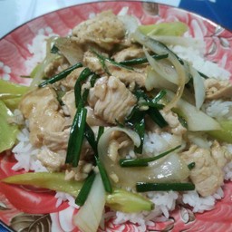 ข้าวราดผัดพริกหยวกไก่