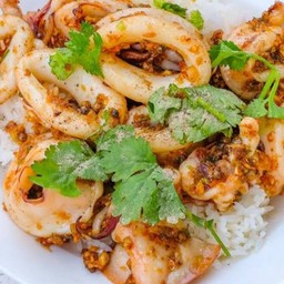 ข้าวราดปลาหมึกกระเทียม