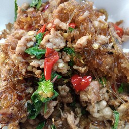 ข้าวกะเพาวุ้นเส้นใส่หมูสับ