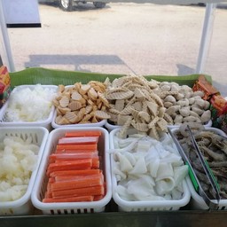ยำวุ้นเส้น ยำมาม่าทะเล กุ้งหมึก ปูอัด หมูสับ