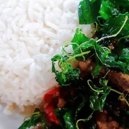 ข้าวราดกะเพราไข่เยี่ยวม้า