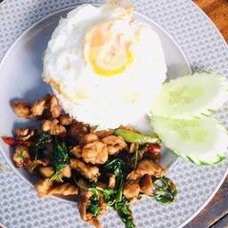 กระเพราจระเข้ราดข้าว