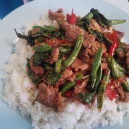 ข้าวราดผัดพริกแกงเนื้อ