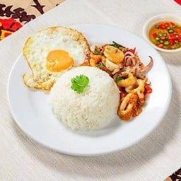 ข้าวกะเพรา ( ปลาหมึก )