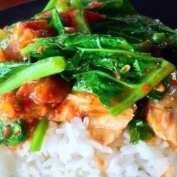 ผัดคะน้าหมูกรอบราดข้าว