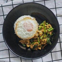 ข้าวไก่ราดเครื่องแกงใต้+ไข่ขยี้