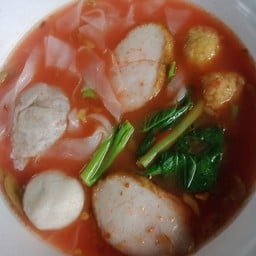 ก๋วยเตี๋ยว เส้นใหญ่ เย็นตาโฟ