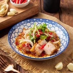 ยำหมูกรอบ แซ่บๆ