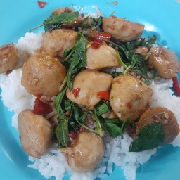 กะเพราลูกชิ้น(ธรรมดา)