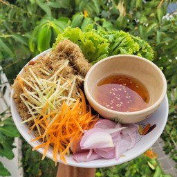 ยำปลาดุกฟู ไส้อั่วหมูลำพูน น้ำพริกหนุ่มรสเด็ด