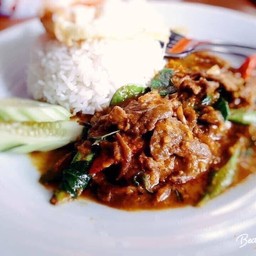 ผัดเครื่องแกงราดข้าว