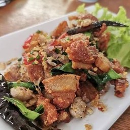 สามชั้นคั่วพริกเกลือ