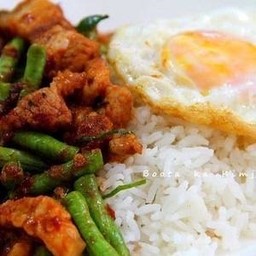ผัดเครื่องแกง  ราดข้าว