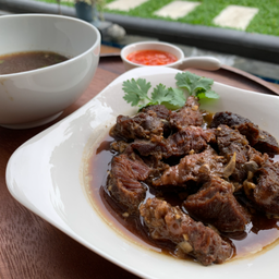 เนื้อตุ๋น (กับข้าว) พร้อมน้ำซุปและผักเคียง (Super Tender Beef no Rice)