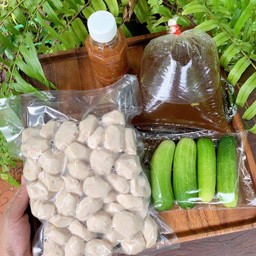 ลูกชิ้นสดเนื้อ 50 ลูก แถมฟรี น้ำจิ้ม น้ำซุป ผักเคียง