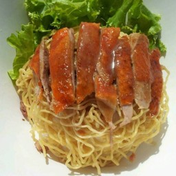 บะหมี่แห้งเป็ดย่างหมูกรอบ