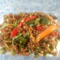 ผัดเผ็ดกบ (สับ) ราดข้าว