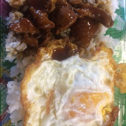 แหม่มไก่ย่างข้าวกล่อง