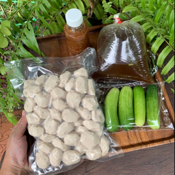 ลูกชิ้นสดเอ็นเนื้อ 50 ลูก แถมฟรี น้ำจิ้ม น้ำซุป ผักเคียง